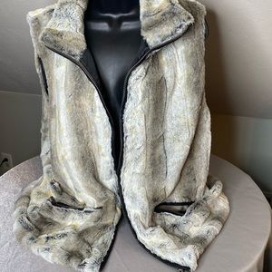 Yoki NY Faux Fur fully lined vest with 2 exterior zip pockets. EUC! Size 1XL
